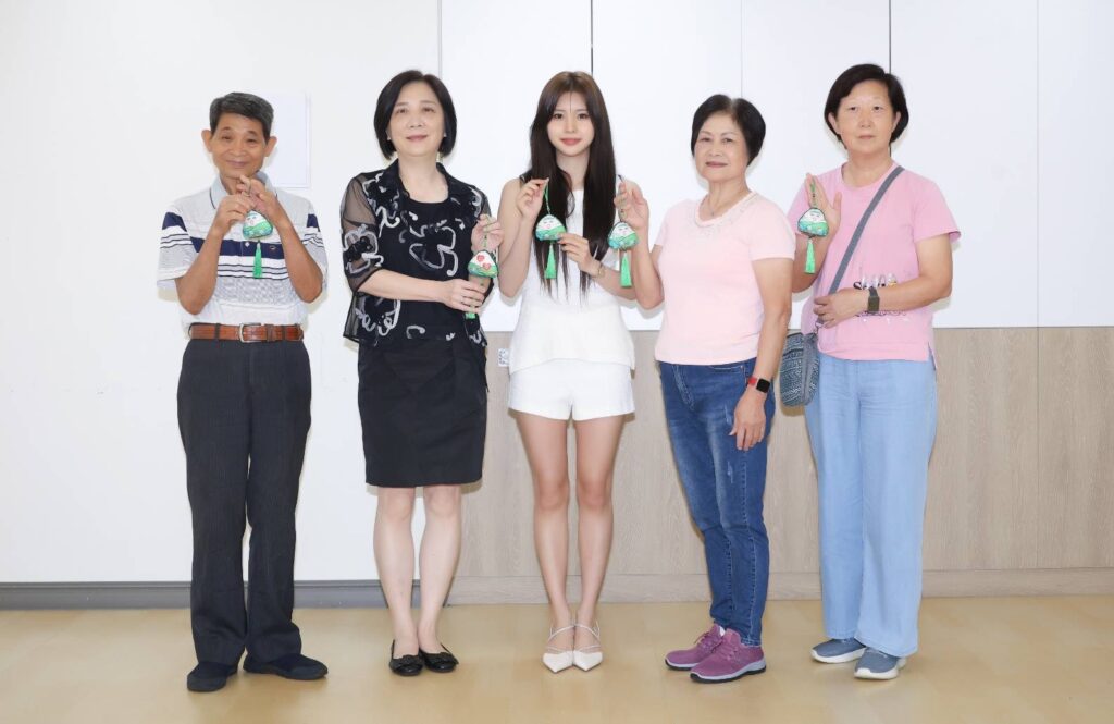 「甜心精靈」全恩菲,擔任紅心字會公益大使,關懷長者來台首渡端午佳節,全恩菲做公益體驗親手包粽 1 圖:紅心字會提供