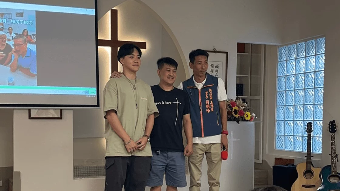 行銷長程品恆帶領課堂學員,利用上課內容當素材,由助教協助於課堂尾聲播放當日上課影片。(左一:程品恆講師、左二:周秉毅牧師、右一:簡明峰里長)