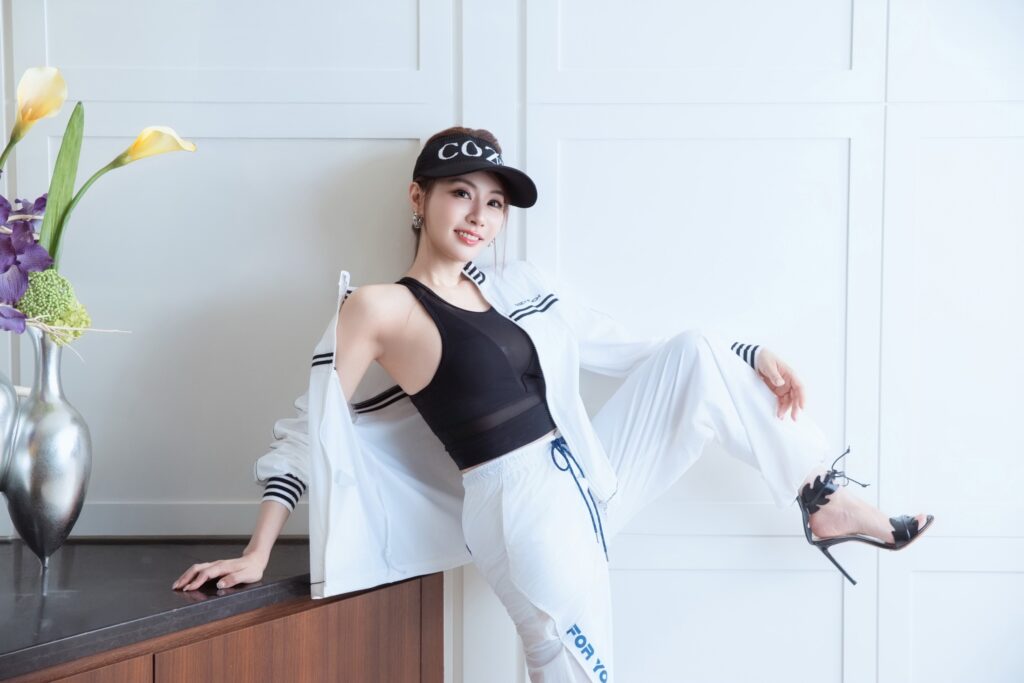 王瀅女兒Siena最崇拜媽媽生三個女兒身材不變 同學以為我媽媽只有20歲 2 圖:王瀅是「COZY PUNCH」品牌大使,也是2025年夏季帶貨女王 (鏡藝宏海提供)