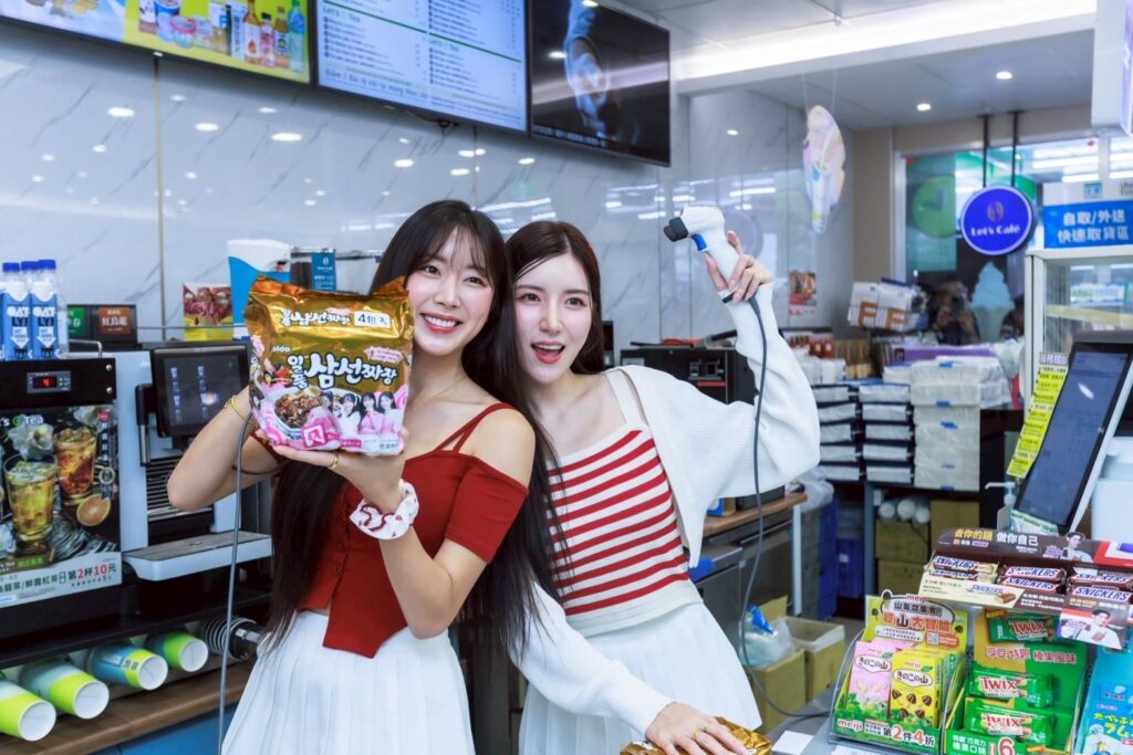Paldo 泡麵女神降臨全家便利超商!安芝儇、南珉貞當一日店長為粉絲應援! 1 LINE ALBUM 全家一日店長新聞稿照片 250719 2