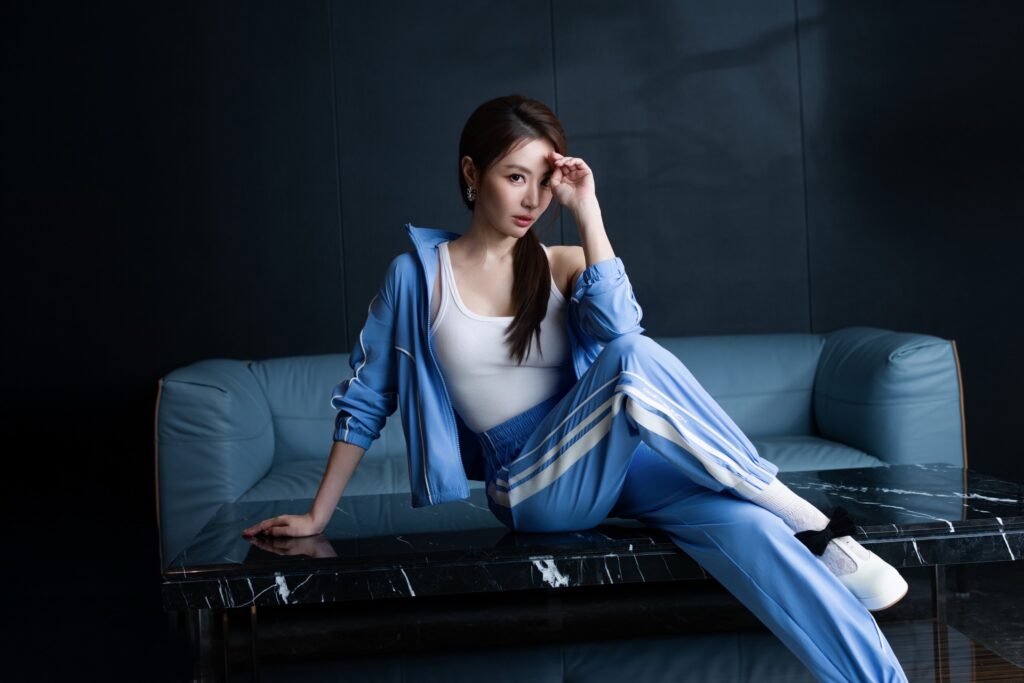 王瀅女兒Siena最崇拜媽媽生三個女兒身材不變 同學以為我媽媽只有20歲 1 圖:王瀅的貴婦高級感將「ONE TONE 彩虹衣」保濕涼感碧藍湖水穿出好氣色 (鏡藝宏海提供)