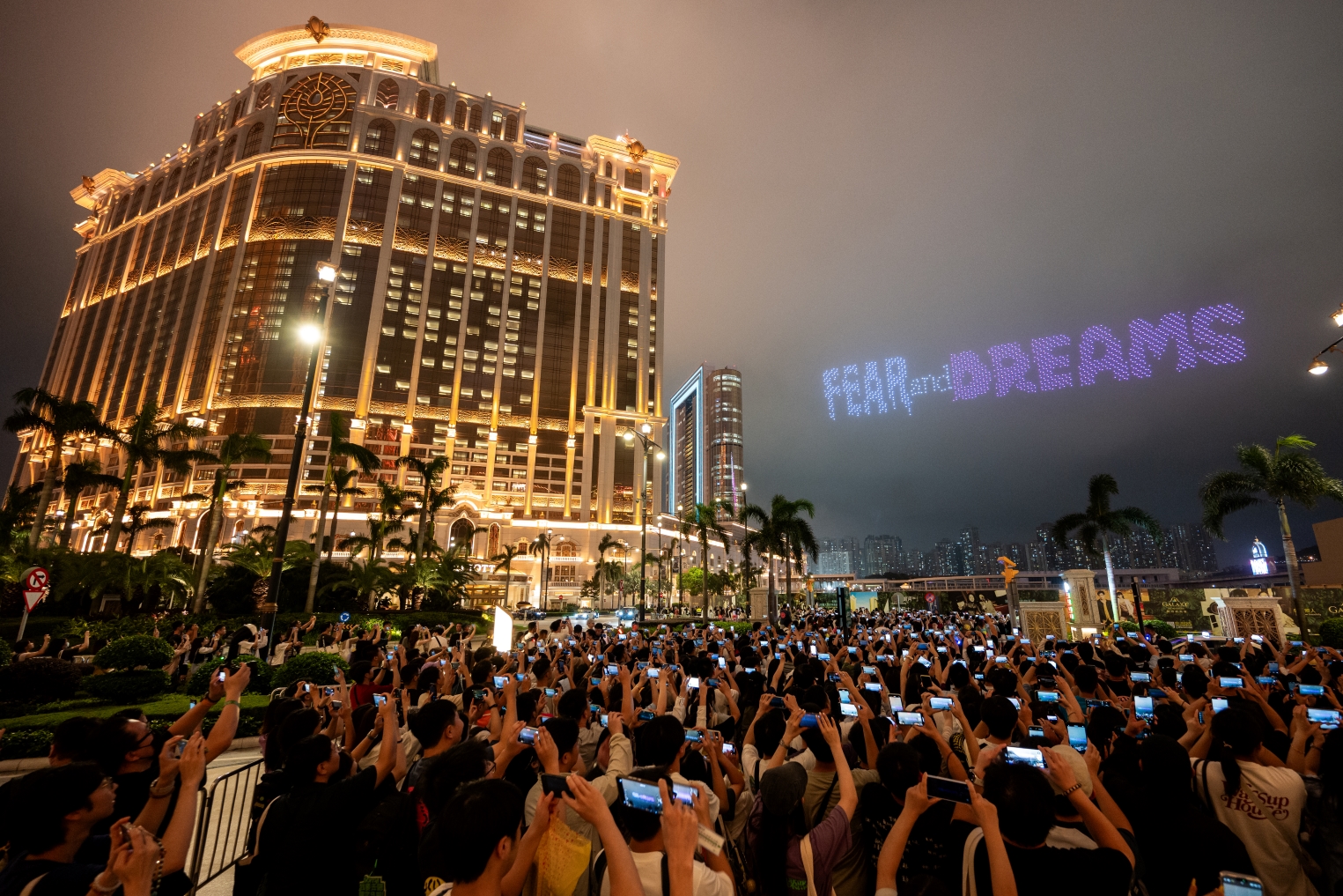 《陳奕迅FEAR and DREAMS世界巡迴演唱會-澳門最終站》於銀河綜藝館舉行收官演出，為令氣氛更為熱烈，「澳門銀河」特別呈獻一系列延伸活動，吸引大量海內外喜歡陳奕迅的朋友來到沉浸式打卡留念。(2)