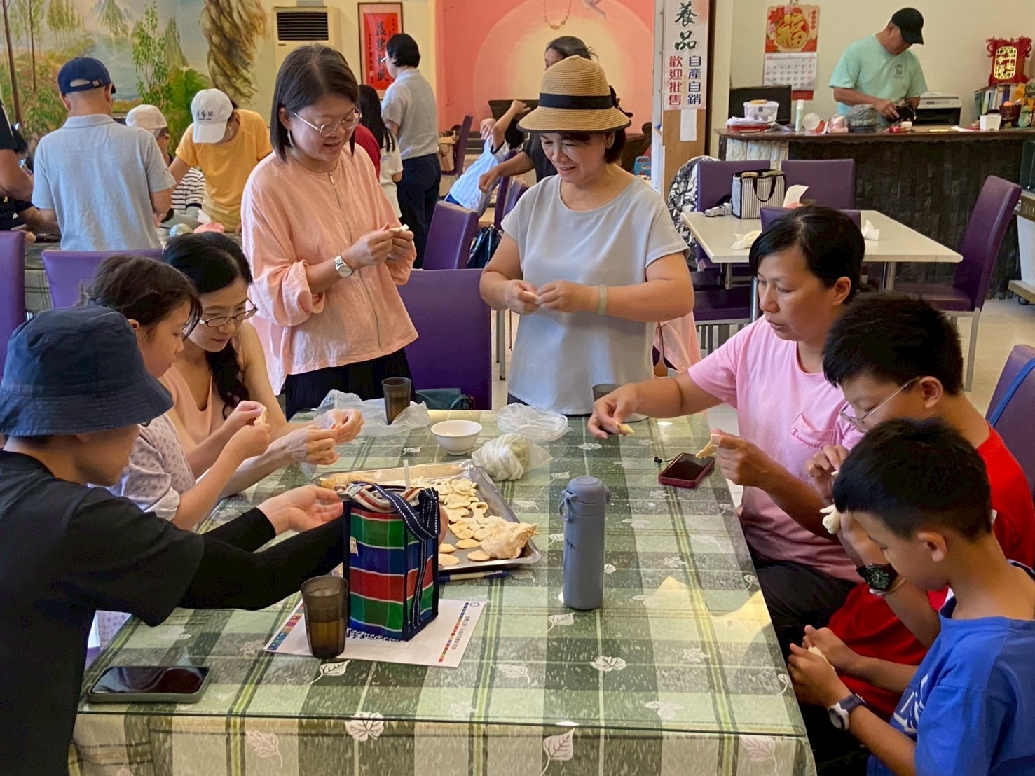 - 報新聞 Mega News 民眾透過製作傳統食品與手作體驗,重新認識部落文化中所蘊含的永續精神。活動以實作方式讓永續教育走入日常生活。