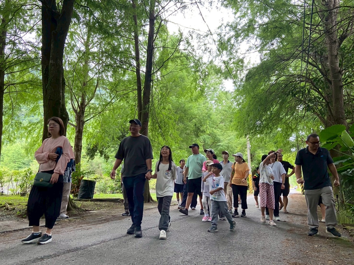 - 報新聞 Mega News 參與者在森林步道中由導覽員帶領,實地觀察自然環境與農業的連結,理解循環與永續在生活中的具體樣貌。