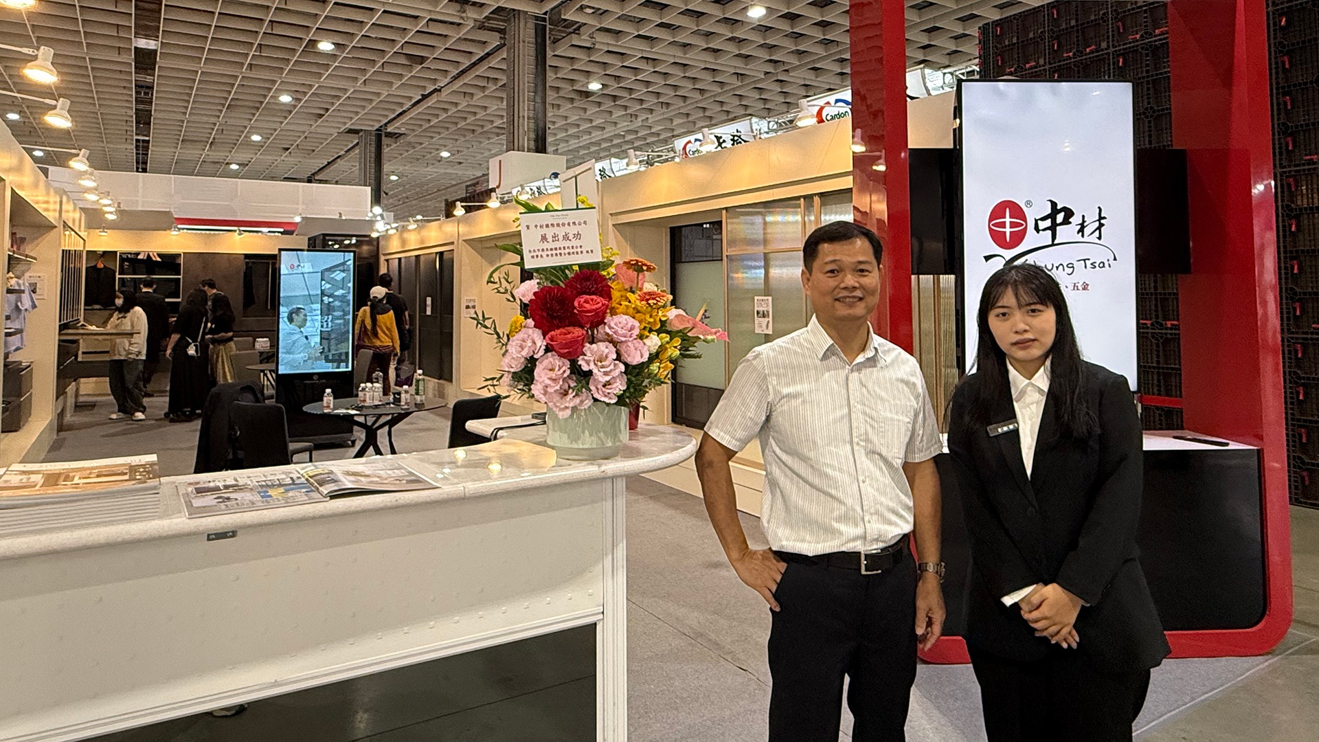 - 報新聞 Mega News 董事長(邱郭彬)與特助(邱渼媞)合照,象徵企業傳承與世代共榮。