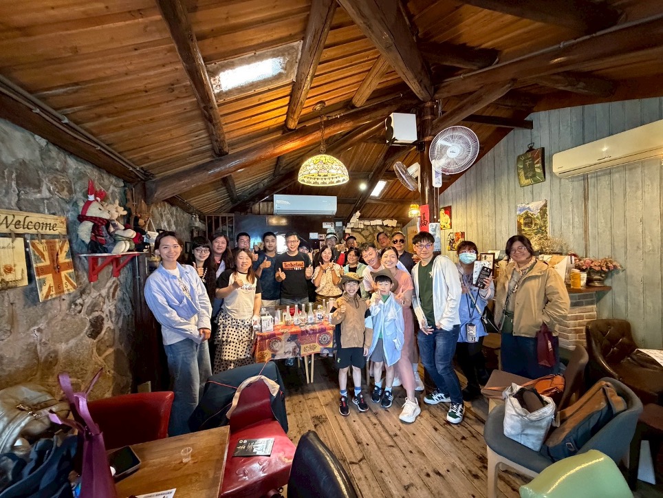 藍調時光市集串聯芹壁、坂里 慢語時光帶旅人聽海、手作、品味馬祖故事 「慢島微醺日-島嶼與燒酒的故事」由王詩傑老闆分享馬祖老酒與燒酒文化,帶領旅客品味地方故事。「圖/連江縣交通旅遊局提供」