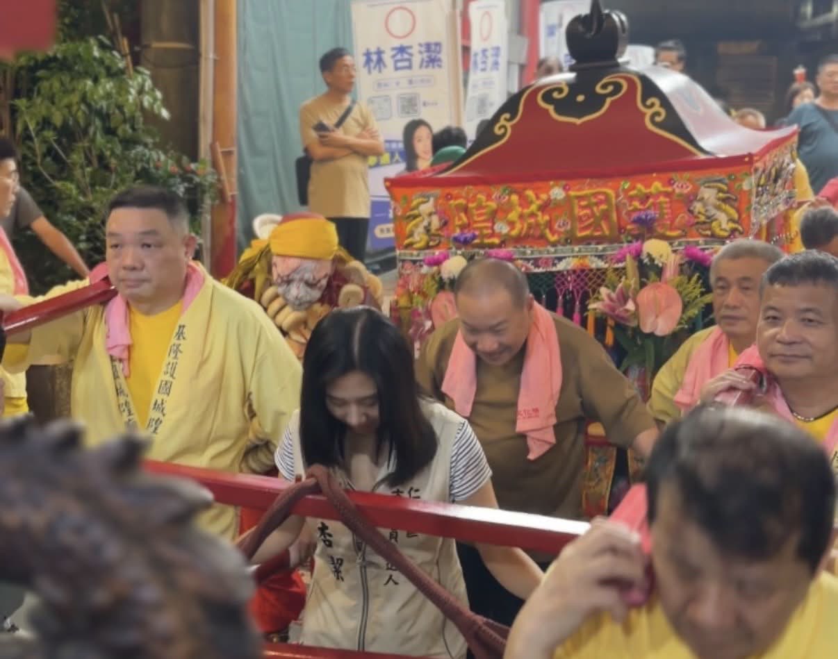 夜巡隊伍行經銅陵關聖帝君廟（閩南第五樂團）時，林杏潔加入掌轎隊伍，共同護送神轎前行。