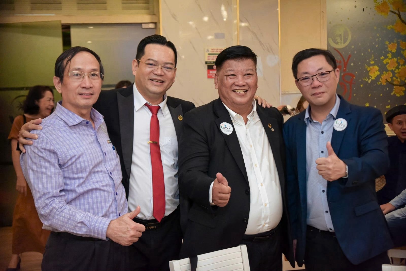 四位與會企業家在SIYB交流活動現場比讚合影